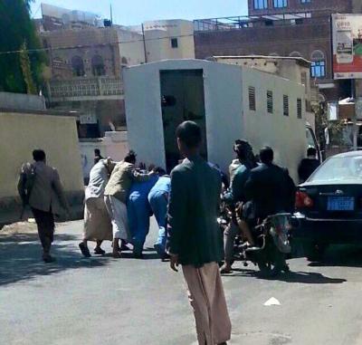 شاهد بالصور.. هذا لن يحدث إلا في اليمن: كيف تعامل السجناء بصنعاء مع عربة نقلهم إلى المحكمة