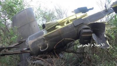 بالصور والفيديو.. مسلحو الحوثي يعثرون على حطام طائرة أباتشي اسقطوها خلف موقع مشعل السعودي
