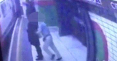 بالفيديو: بريطاني يدفع مسلمة تحت عجلات القطار