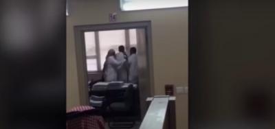 بالفيديو.. مضاربة عنيفة داخل الاحوال المدنية في جدة السعودية