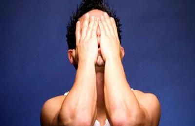 خمس فتيات يغتصبن شاباً ويلذن بالفرار