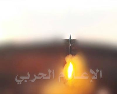 الحوثيون يطلقون صاروخاً بالستياً بإتجاه معسكر لبوزة