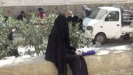 شاهد ماذا تفعل شابة يمنية خريجة جامعة على احد ارصفة مدينة تعز