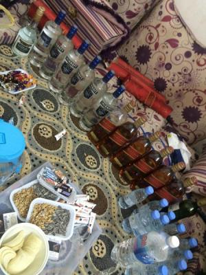 شاهد بالصور : ضبط 4 شباب وفتاة في سهرة مخلة وضبط كمية كبيرة من الخمر في السعودية