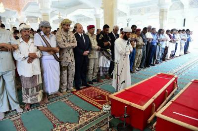 شاهد اول صور  للرئيس هادي اثناء صلاة الجنازة على محافظ عدن