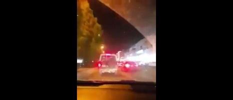 اول فيديو من نوعه.. سعوديون يطاردون سيارة شرطة
