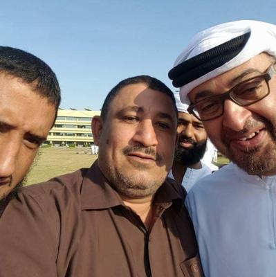 بالصورة : قيادي جنوبي في المقاومة يلتقط سيلفي مع حاكم أبوظبي الشيخ محمد بن زايد