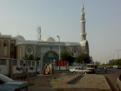 مسلحون ينهبون مواطن تعزي مليون ونصف ريال في عدن 