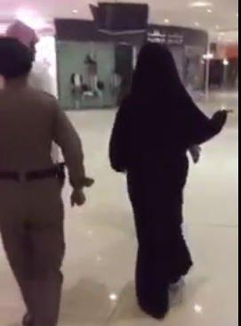 شاهد بالفيديو : شاب يرتدي "العباءة" بين المتسوقات داخل مول في السعودية
