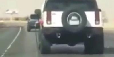 بالفيديو: بعد ارتفاع سعر البنزين في السعودية .. شاب يفر بسيارته من المحطة بعد تعبئة خزان الوقود