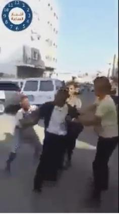 بالفيديو : التمباكي يتعرض للإهانة والضرب في عدن
