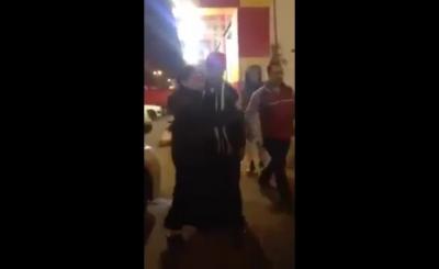 شاهد بالفيديو : مضاربة عنيفة بين مراهقين سعوديين مع مصري في السعودية