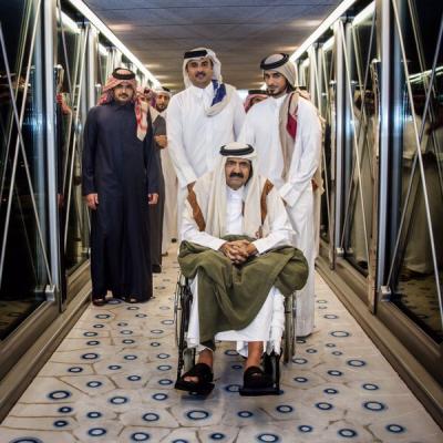 بالصورة: أمير قطر يقود والده على كرسي متحرك