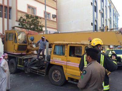 سقوط رافعة جديدة للمرة الثانية تزن 20 طناً في السعودية