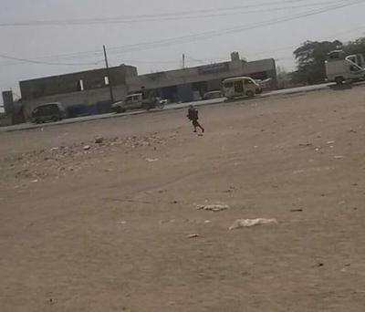 شاهد بالصورة : قاتل يفر هارباً أمام أنظار الناس عقب قتلهِ لمواطن بمأرب