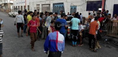 قوة أمنية تطارد سيارة هاربة وتطلق النار عليها وتضبط سائقها بعدن