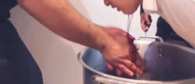 الشرطة السعودية تطيح بمصوري فيديو لرجل يقوم بنحر أبنه لغسل أيدي الضيوف "فيديو"