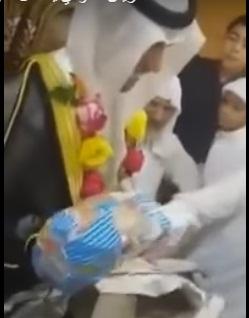 بالفيديو : تعرف على أغرب هدية تلقاها عريس في حفل زفافه!
