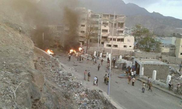 صورة واضحة وقريبة لبوابة منزل مدير أمن عدن العميد شلال شائع عقب انفجار السيارة المفخخة بلحظات