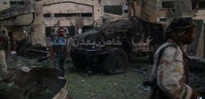 شاهد صور جديدة من وسط مكان إنفجار السيارة المفخخة امام منزل مدير أمن عدن العميد شلال شائع