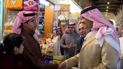 بالفيديو :  نجل الملك سلمان يتعرض لموقف طريف أثناء جولة في احد الاسواق