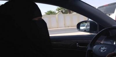 شاهد بالفيديو : فتاة تقود سيارة وتُلقي تحية على الشباب في السعودية