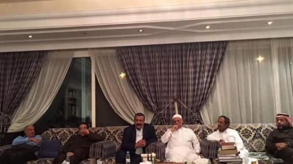 شاهد : محافظ حضرموت يصل الرياض ويلتقط أول صورة مع تاجر حضرمي شهير
