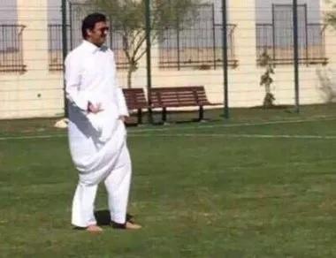 شاهد بالفيديو : أمير قطر يفاجئ الجميع وينزل الى الملعب حافي القدمين لهذا السبب