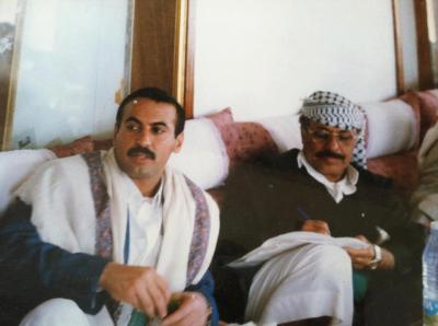 صورة للعميد أحمد علي وعلي محسن الأحمر تجتاح فيسبوك