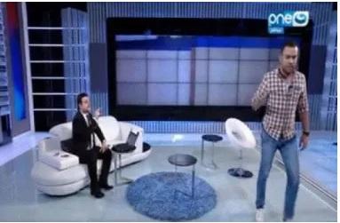 بالفيديو: مذيع ينسحب من البرنامج بعد قيام ضيفه باختراق جواله على الهواء