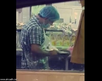 بالفيديو : عامل مطعم بالسعودية يتسبب في إغلاق مطعم بطريقة لا تخطر على بال احد