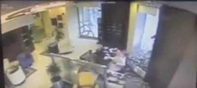 شاهد بالفيديو : سيارة تقتحم احد أشهر بنوك السعودية في الرياض