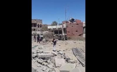 بالفيديو : شاهد اثر الدمار الهائل الذي خلفته غارة جوية على الحي السياسي وسط منطقة حدة بالعاصمة صنعاء