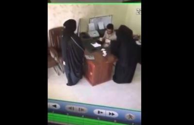 بالفيديو : شاهد كيف سرقت امرأتان محل بإستخدام السحر
