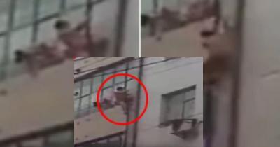 بالفيديو: رجل يهرب من منزل عشيقته عاريا عبر أنابيب الصرف بعد ضبطه متلبساً بالخيانة