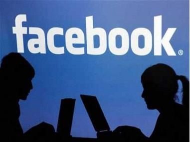 بالصورة : فتاة امريكية تسافر الى معسكر لليمنيين للزواج من شاب يمني احبته عبر فيسبوك