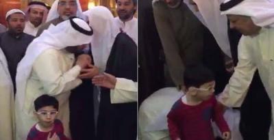 بالفيديو: معلم يسجد لرجل دين شيعي يشغل غضباً عارماً في السعودية