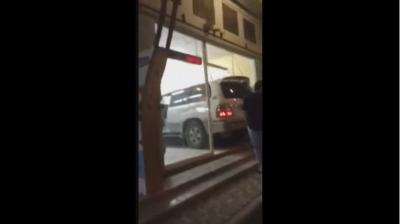 بالفيديو : شاهد سيارة تقتحم مقر قناة المجد الفضائية بالسعودية