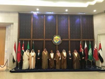 لأول مرة.. رفع علم الجمهورية اليمنية تحت قبة مجلس التعاون الخليجي (صورة)
