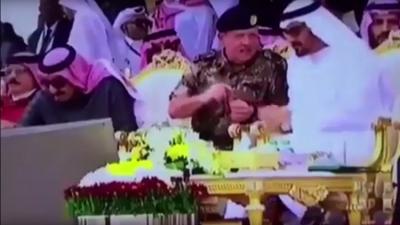 ولي عهد أبوظبي محمد بن زايد يقطع حديثه مع العاهل الأردني ويقدم الماء للملك سلمان (فيديو)