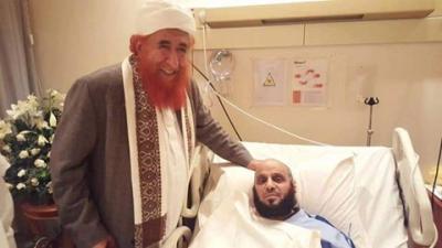 بالصورة : الشيخ الزنداني يظهر بجوار الداعية السعودي  عائض القرني في احد المستشفيات بالسعودية