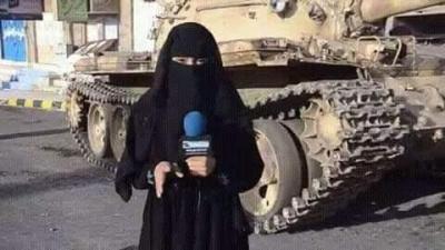 شاهد بالصورة .. نقاب مراسلة تلفزيونية يمنية يثير جدل بعد ظهورها في تقرير ميداني 