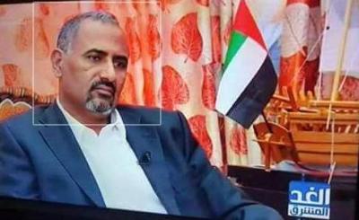 بالصورة : ظهور لمحافظ عدن وبجانبه "علم جديد" يثير التساؤلات ويشعل صفحات التواصل الاجتماعي