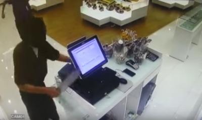 بالفيديو : مسلحون بـ "السواطير" يقتحمون محل حلويات بالرياض السعودية