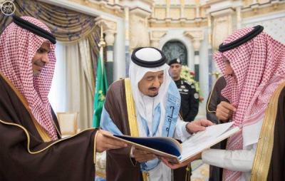 بالصورة والفيديو.. الملك سلمان يتسلم شهادة الدكتوراة الفخرية في الدراسات التاريخية والحضارية