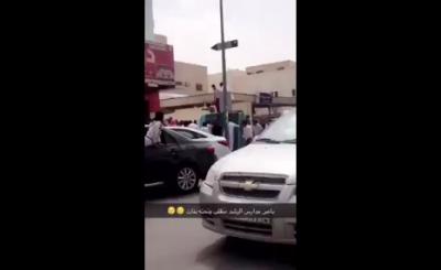 بالفيديو : مصرع طالبتين دهساً أسفل حافلة مدرسية بالرياض