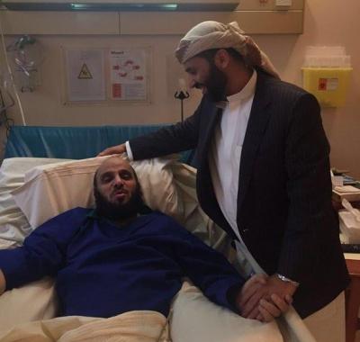 شاهد بالصورة : شيخ وسياسي يمني بارز يزور الداعية الإسلامي عائض القرني إلى المستشفى