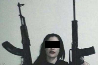 لن تصدق .. القبض على عصابة متهمة بالتقطع والسرقة في عدن تتزعمها فتاة عمرها 19 عاماً