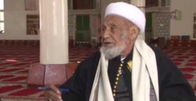 شاهد صورة تنشر لأول مرة.. الشيخ محمد بن اسماعيل العمراني ونجله وحفيده وابن حفيده
