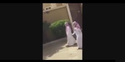 ‫‏شاهد‬ : فتيات يلبسنَ ثياب رجالية ويترجلنَ شوارع السعودية والفيديو يشعل غضباً عارماً